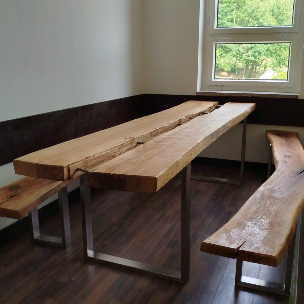 Rustikale Tische aus Holzbohlen mit Edelstahlfüßen 